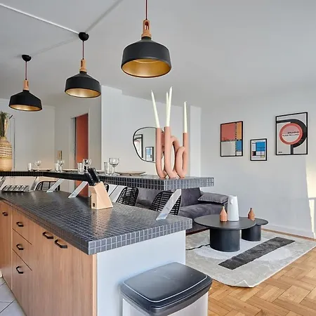 Superb In The Heart Of The 16th District