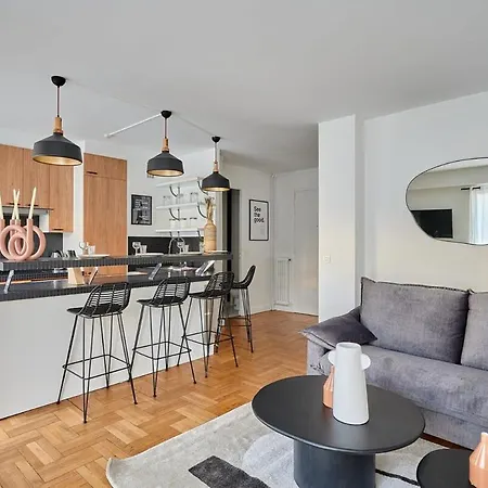 Superb In The Heart Of The 16th District